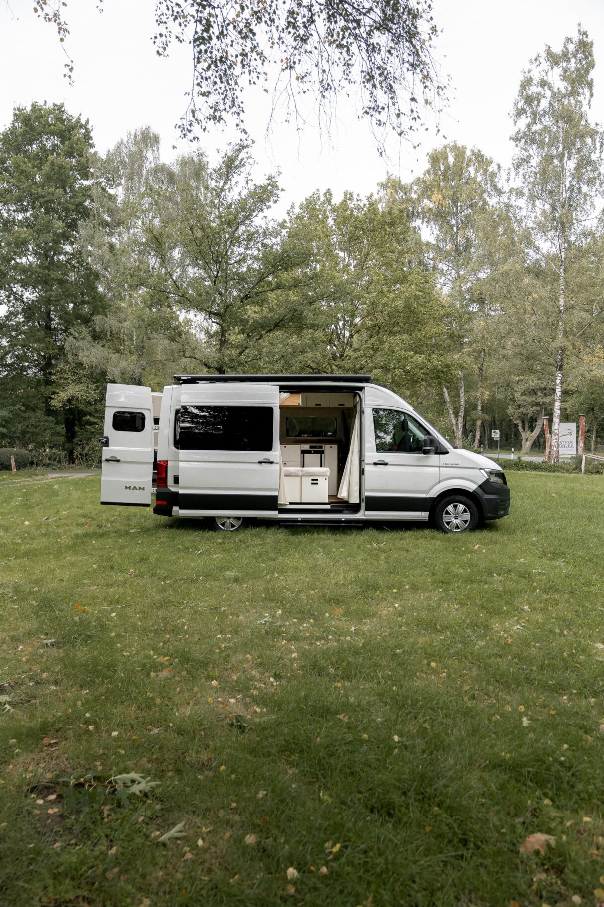 Seitenansicht eines ausgebauten MAN TGE mit offenen Seitentüren und Hecktüren
